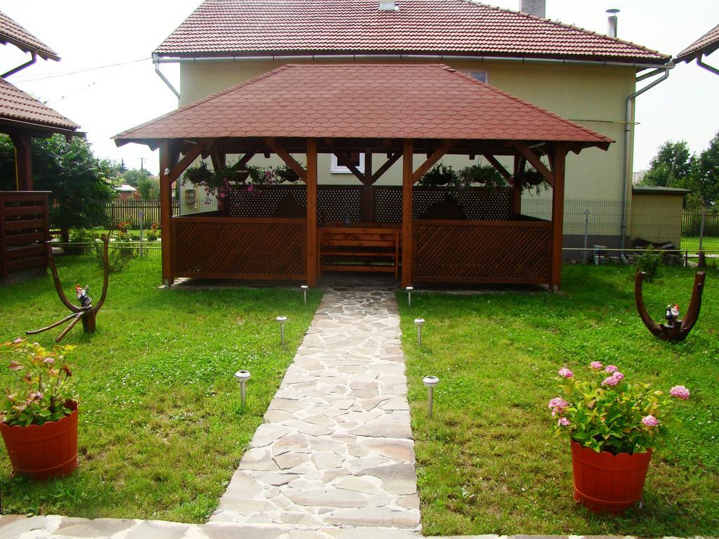 Colt De Rai Hotel Covasna Bagian luar foto