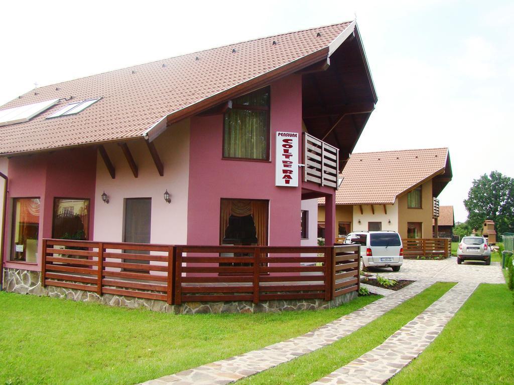 Colt De Rai Hotel Covasna Bagian luar foto