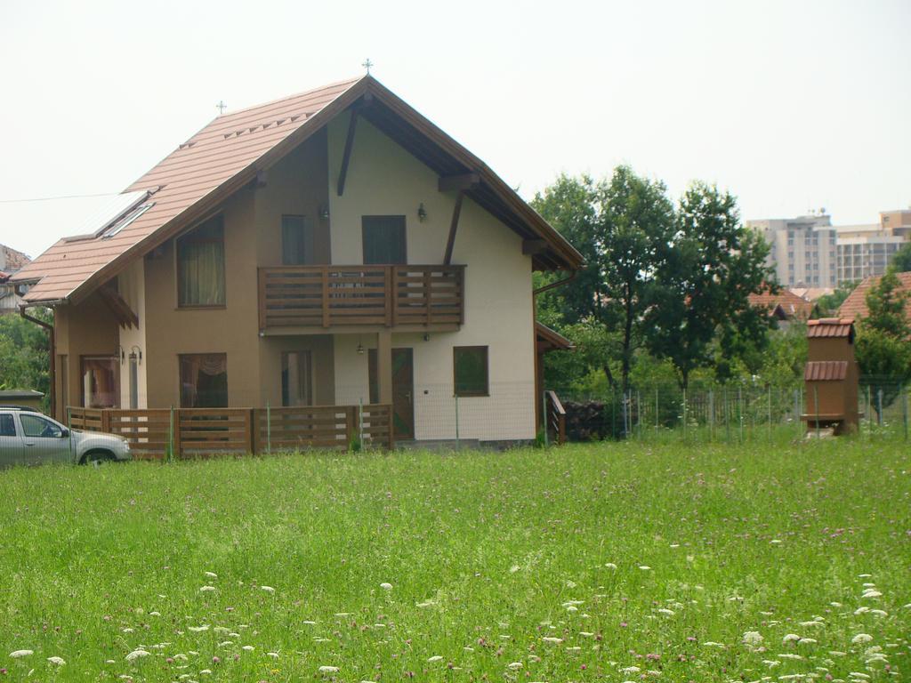 Colt De Rai Hotel Covasna Bagian luar foto